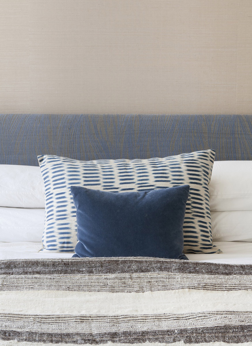 Декор спальни подушками в интерьере частного дома, дизайн, фото, пример
