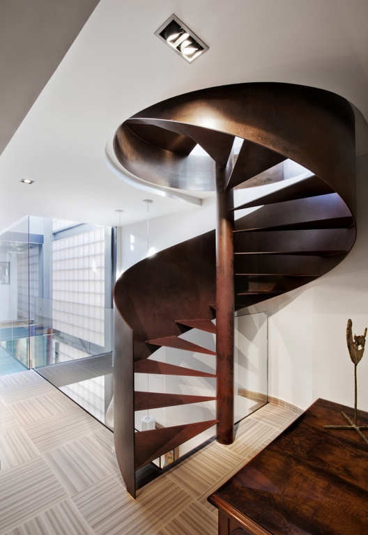 Винтовая лестница на второй этаж фото дизайн
