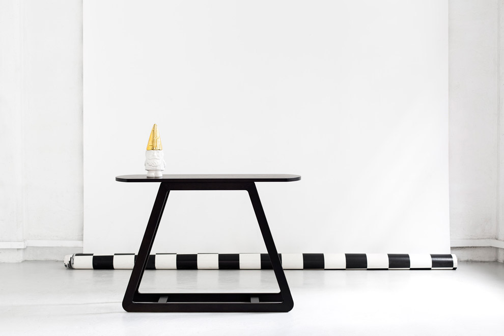 Стол черного цвета - эко мебель из Австралии