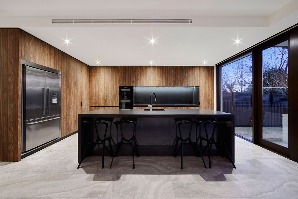 Кухня в стиле минимализм. Интерьер загородного дома, фото