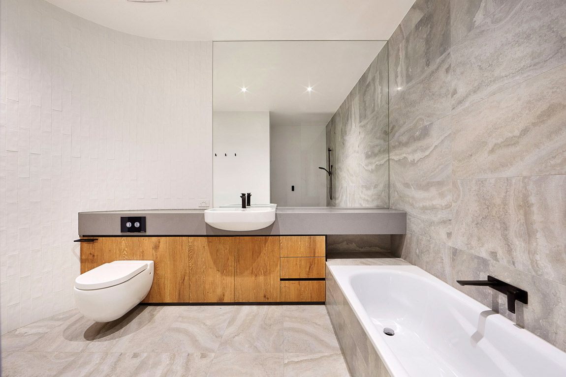 Современный минимализм: ванная комната облицована белым мрамором, фото