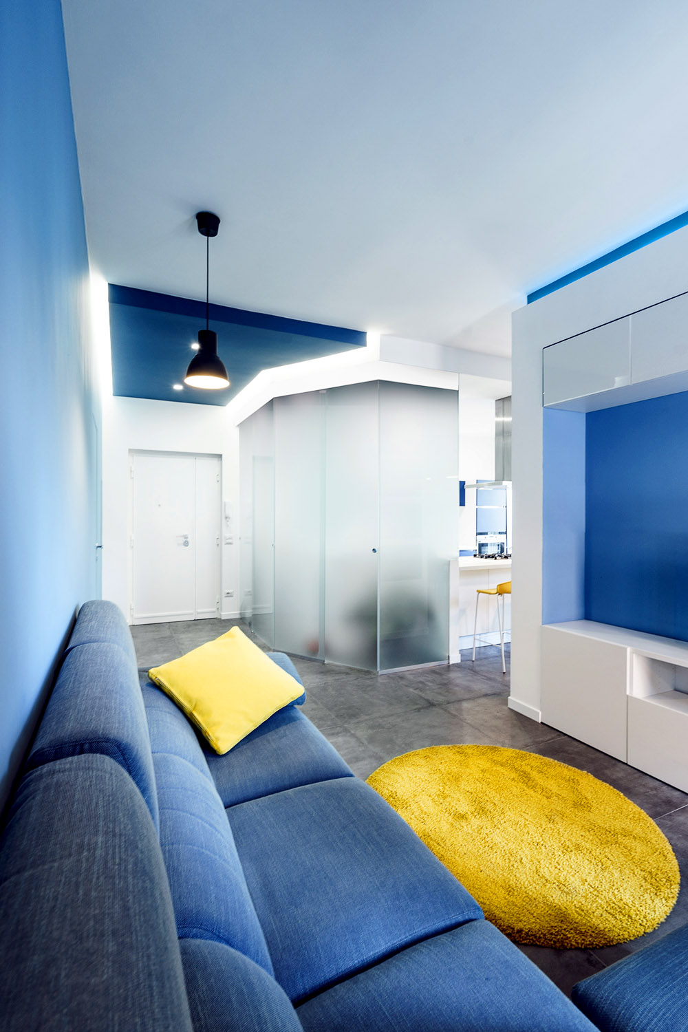 Синий в интерьере: гостиная и столовая зона, фото