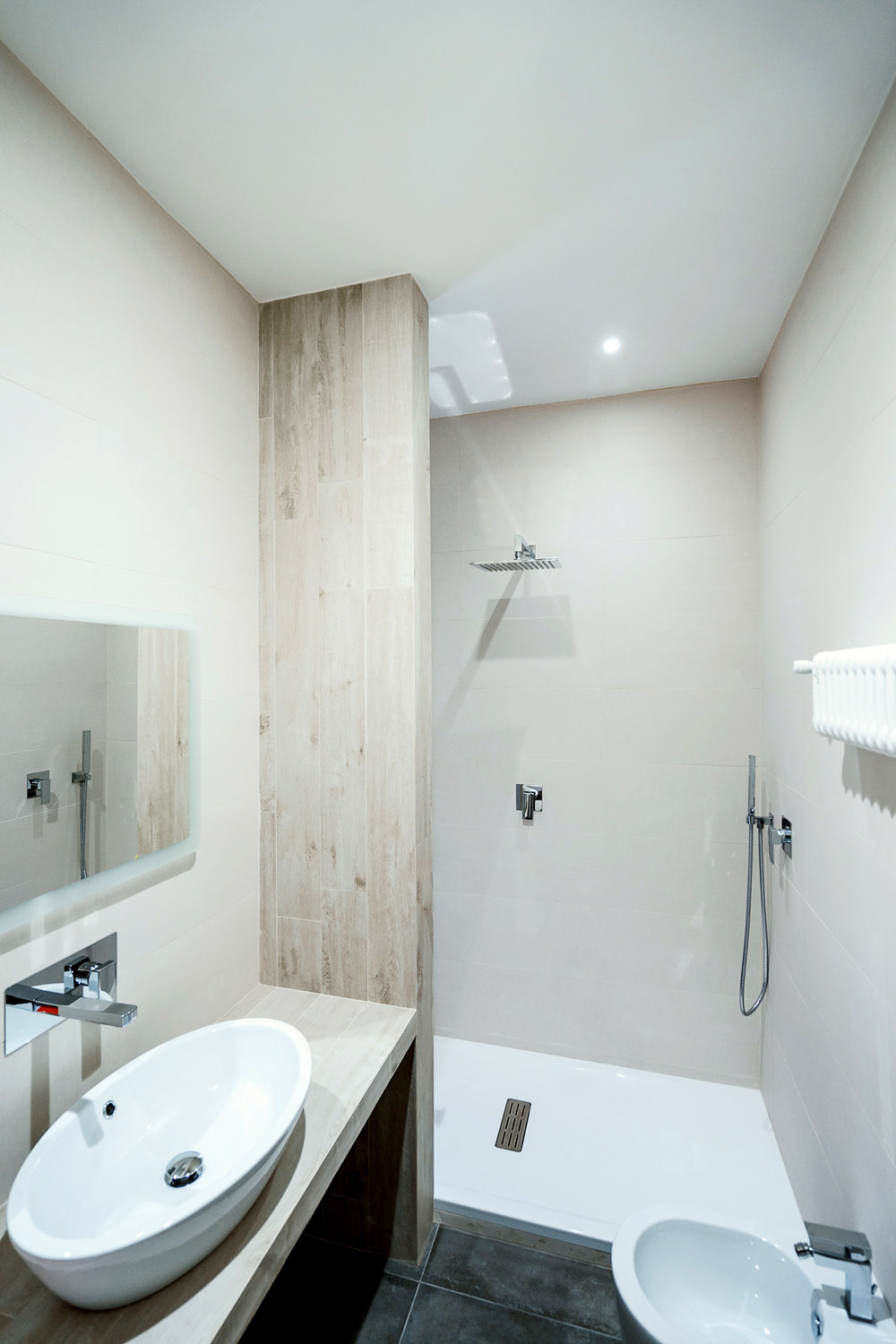 Интерьер светлой ванной комнаты с душевой, фото