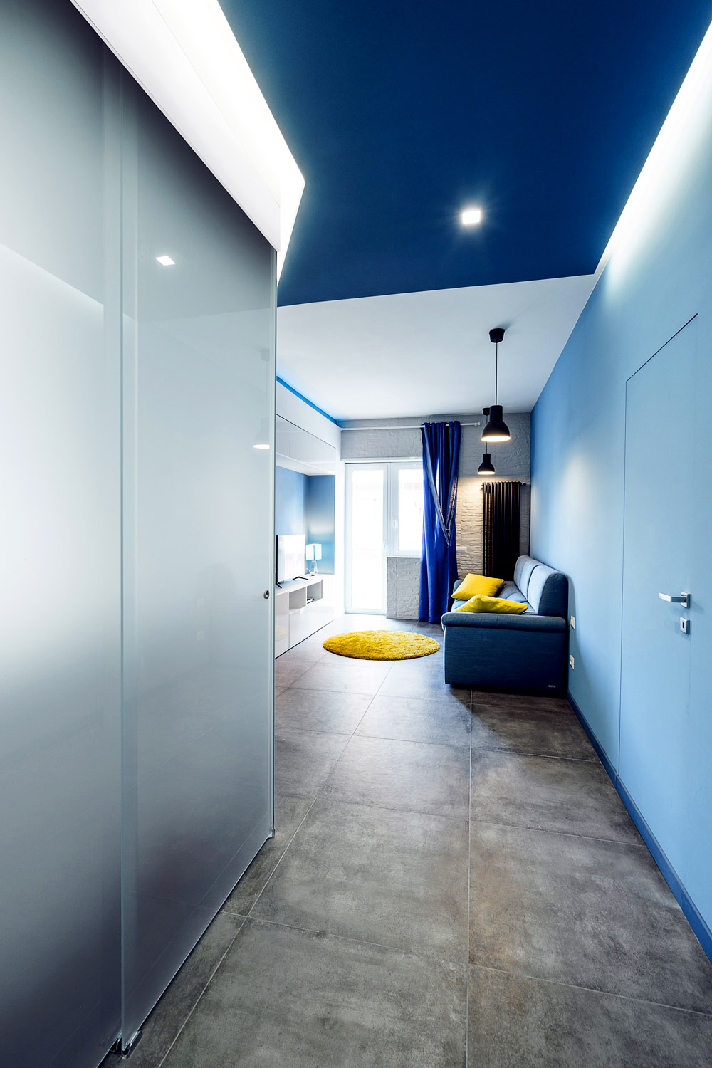 Синий цвет в интерьере гостиной, фото