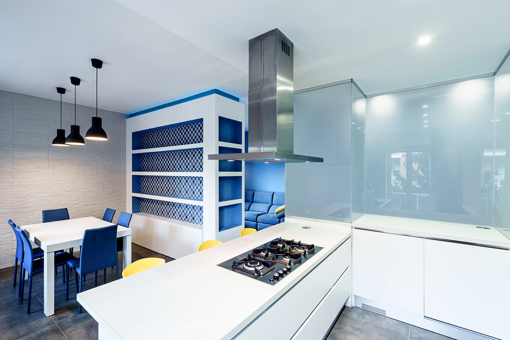 Синяя кухня в просторной квартире, фото