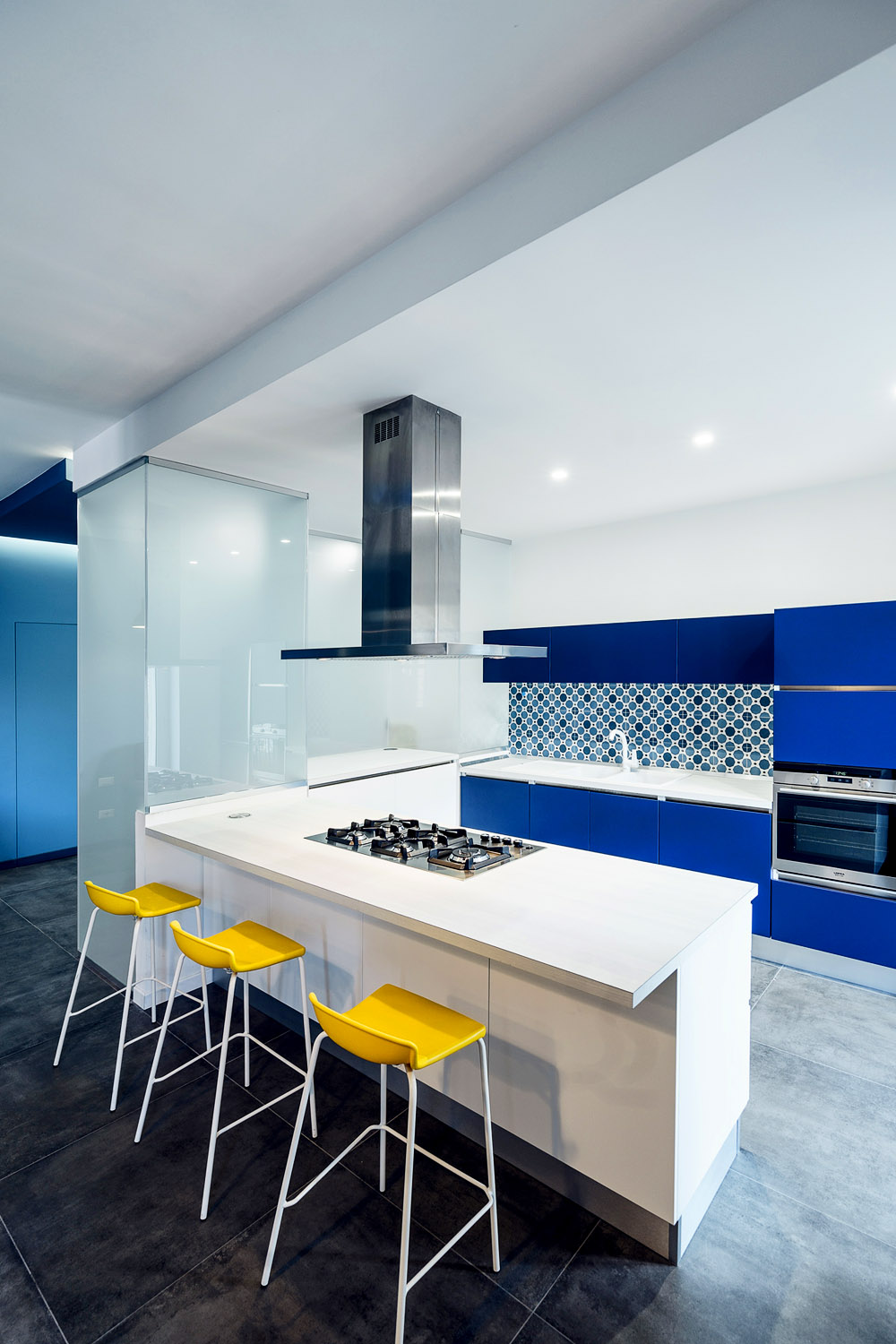 Сочетание синего цвета в интерьере кухни, фото