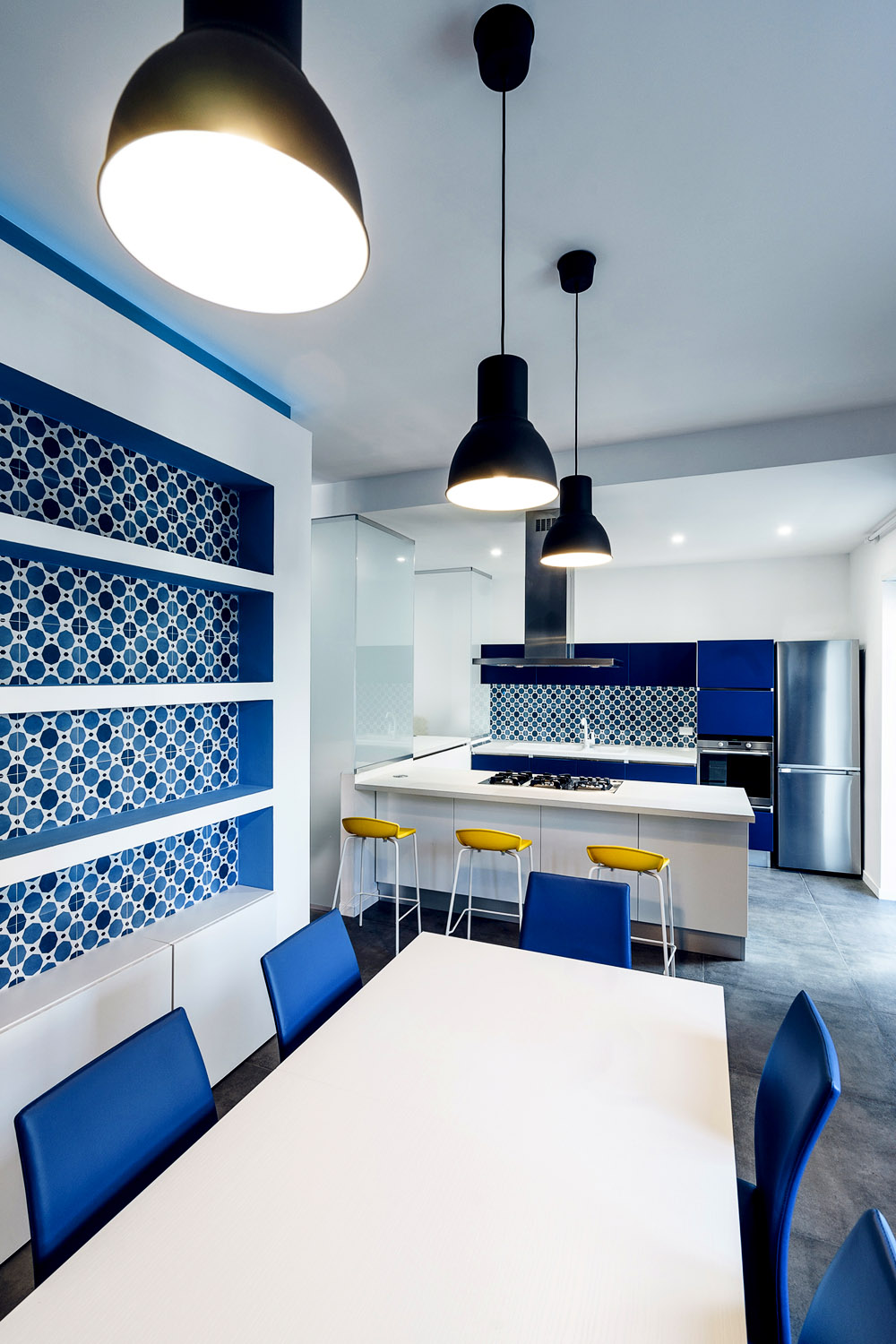 Кухня синего цвета: квартира в Риме, фото