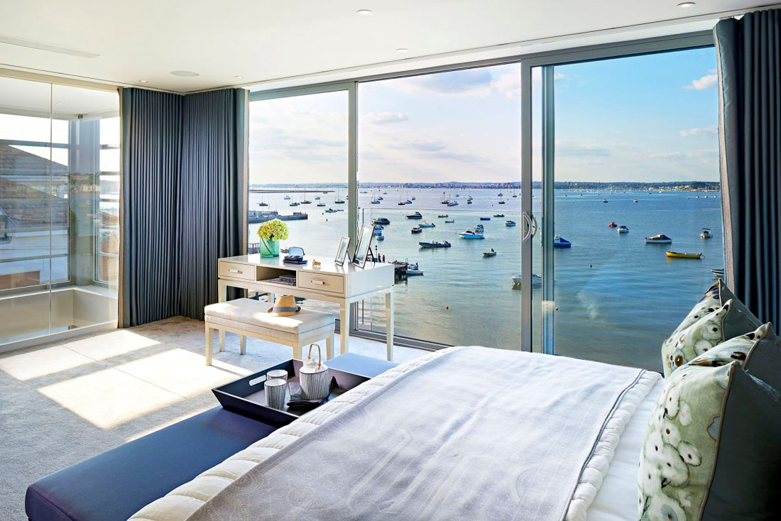 Спальня с панорамным видом на море, фото