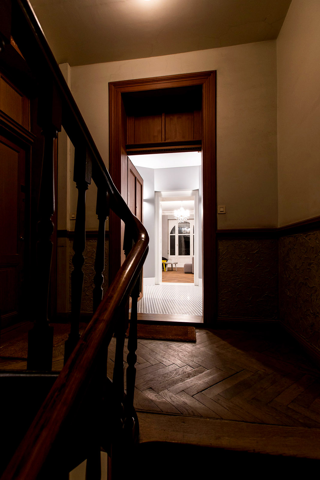 Винтажная лестница в коридоре старого дома, фото