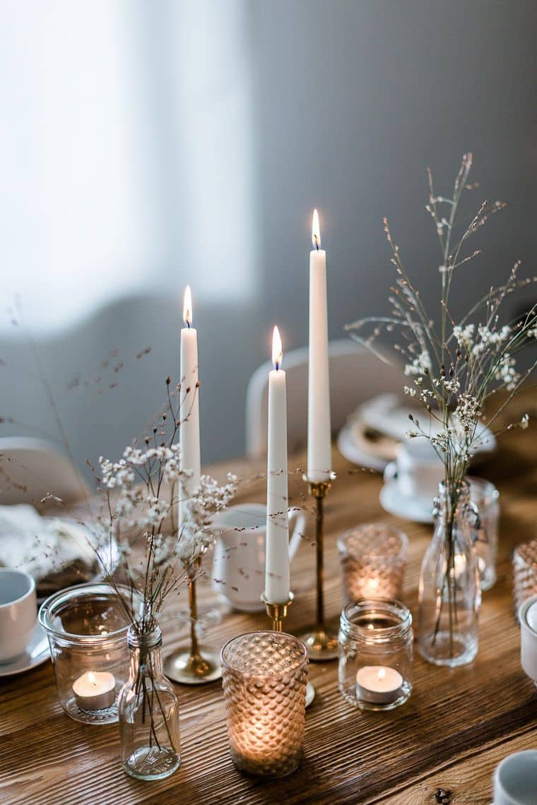 идеи украшения новогоднего стола свечи