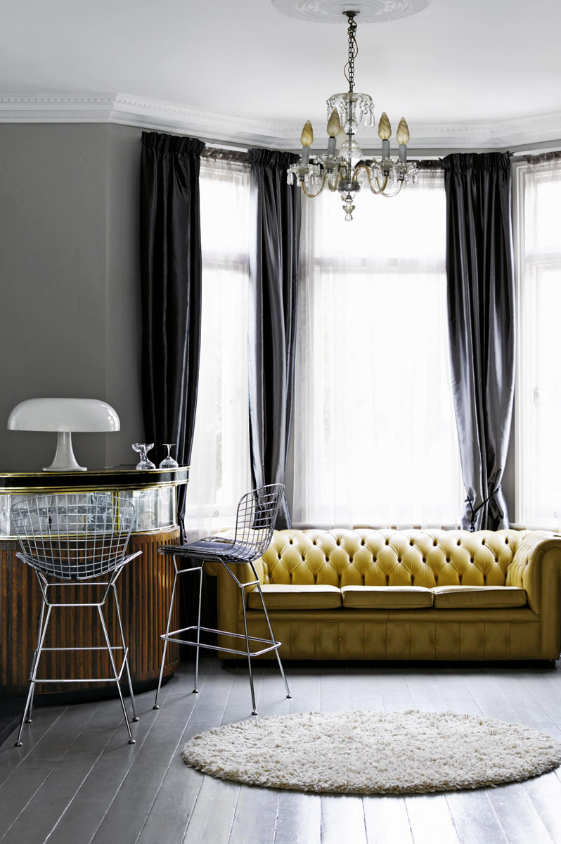 Черно-белый интерьер, гостиная с желтым диваном