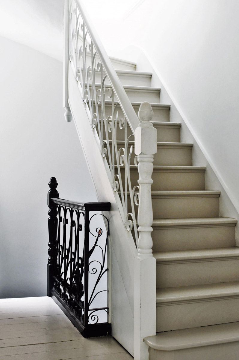 Белая лестница, черно-белый интерьер