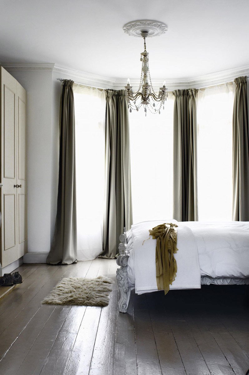 Черно-белая спальня в классическом стиле