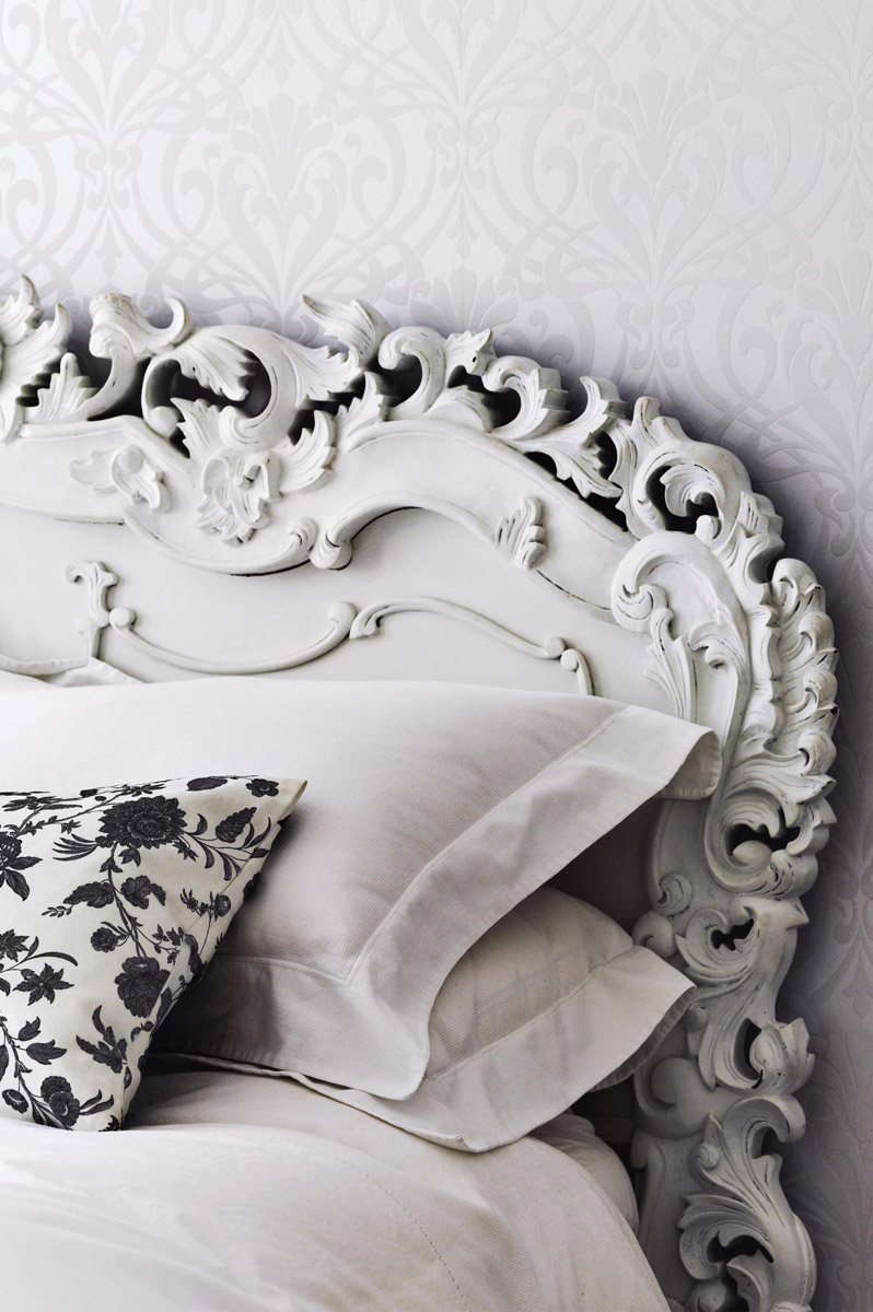 Белое изголовье кровати в классическом стиле