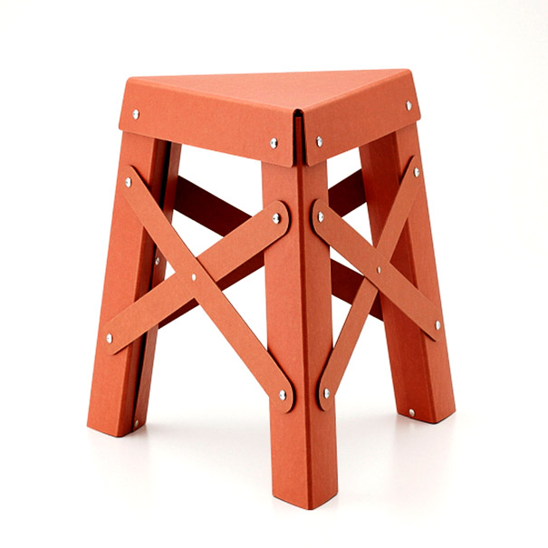 Красный стул в виде Эйфелевой башни, фото