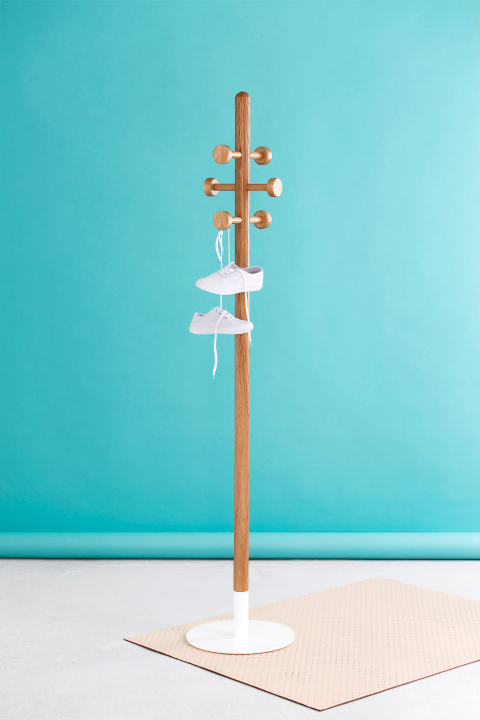 Эко мебель: деревянная вешалка для одежды