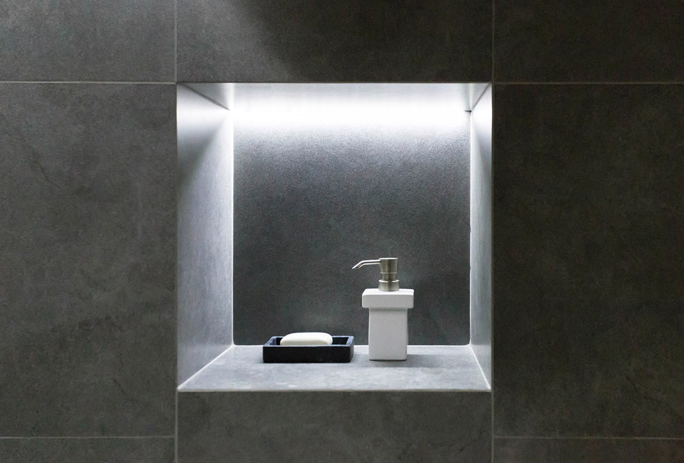 Интерьер ванной серого цвета, Lugerin Architects