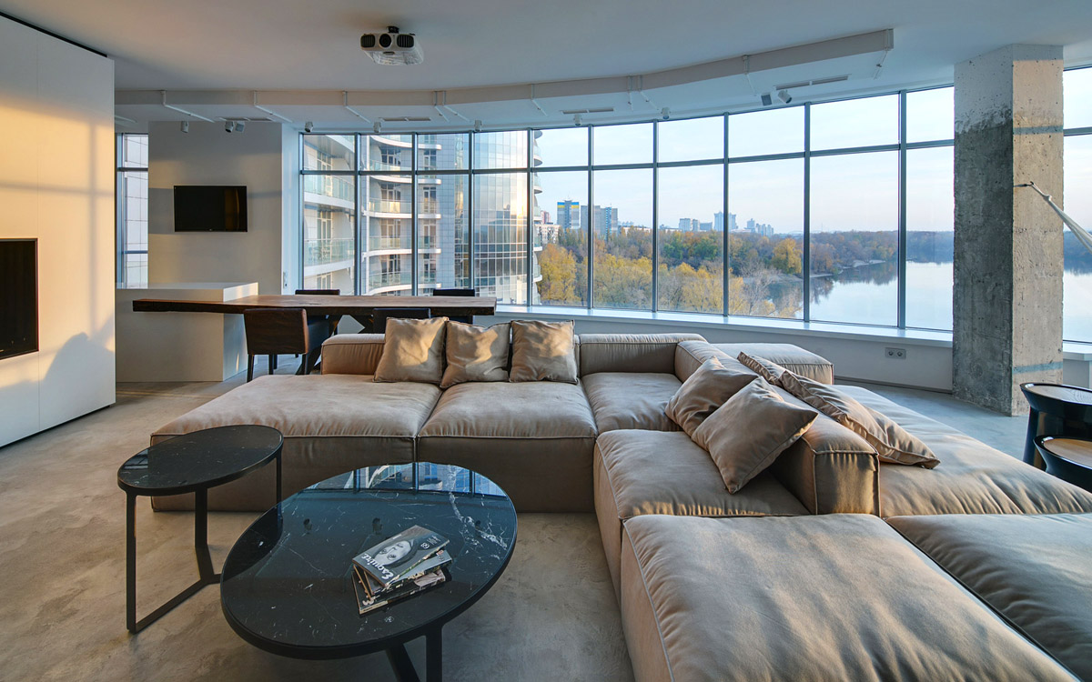 Современный интерьер гостиной с панорамными окнами, фото