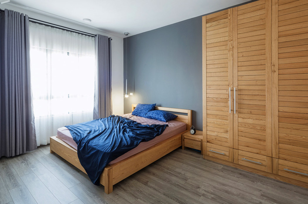 Интерьер спальни с деревянной кроватью, фото
