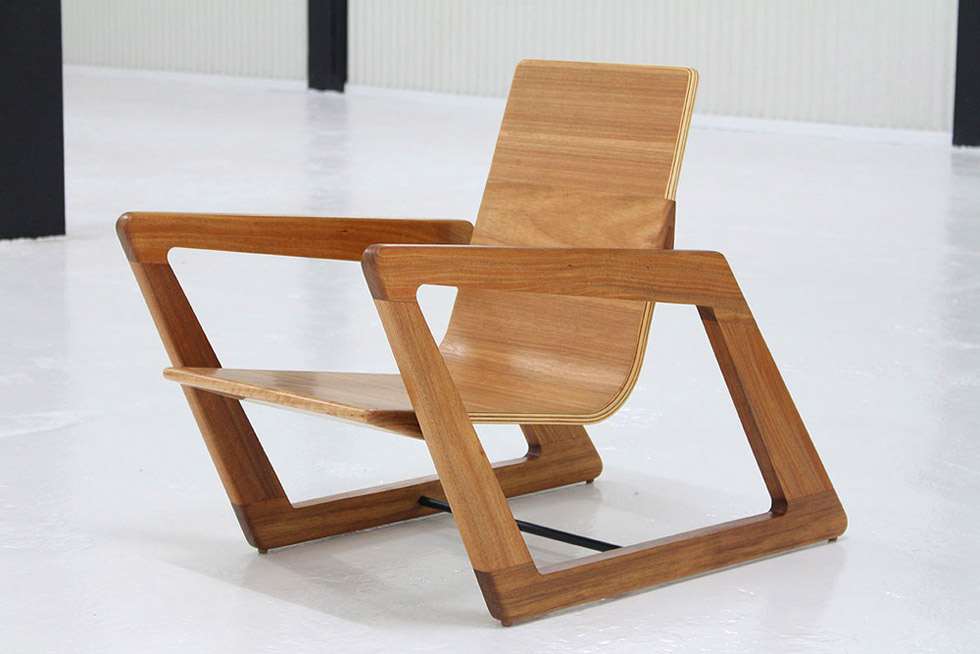 Комплект мебели: деревянное кресло и журнальный столик, фото