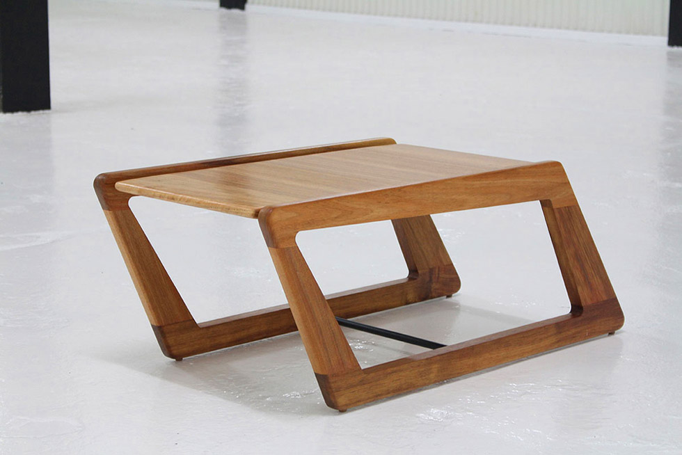 Комплект мебели: деревянный кофейный столик, фото