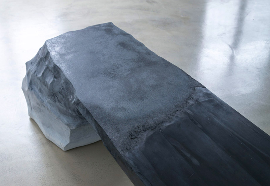 Каменная скамейка по проекту Фернандо Мастранжело, фото