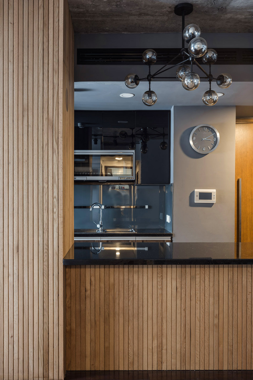 Современный интерьер кухни в небольшой квартире-студио, фото