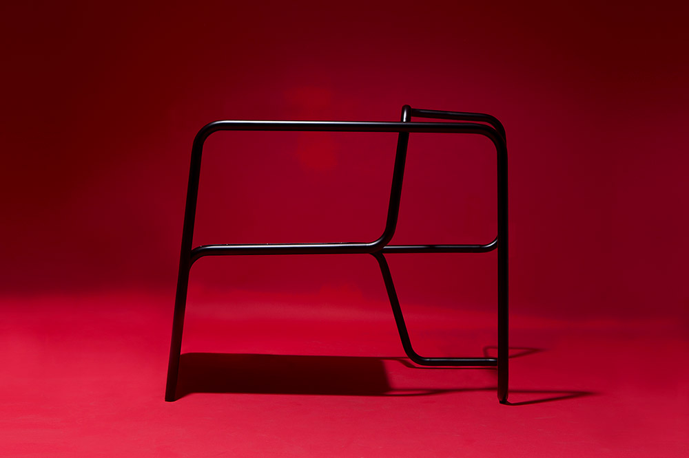 Кресло с подлокотниками и металлическим каркасом, фото