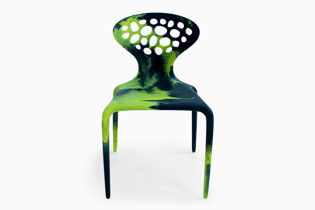 Пластиковый стул яркой расцветки, фото