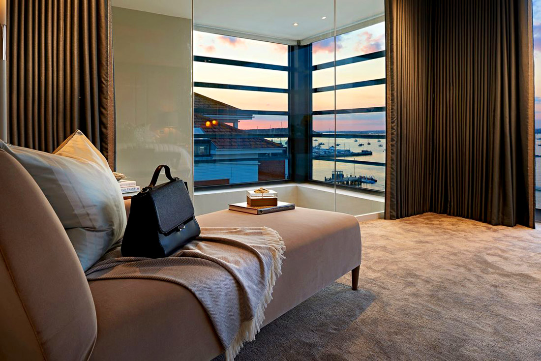 Интерьер спальни с видом на море, фото