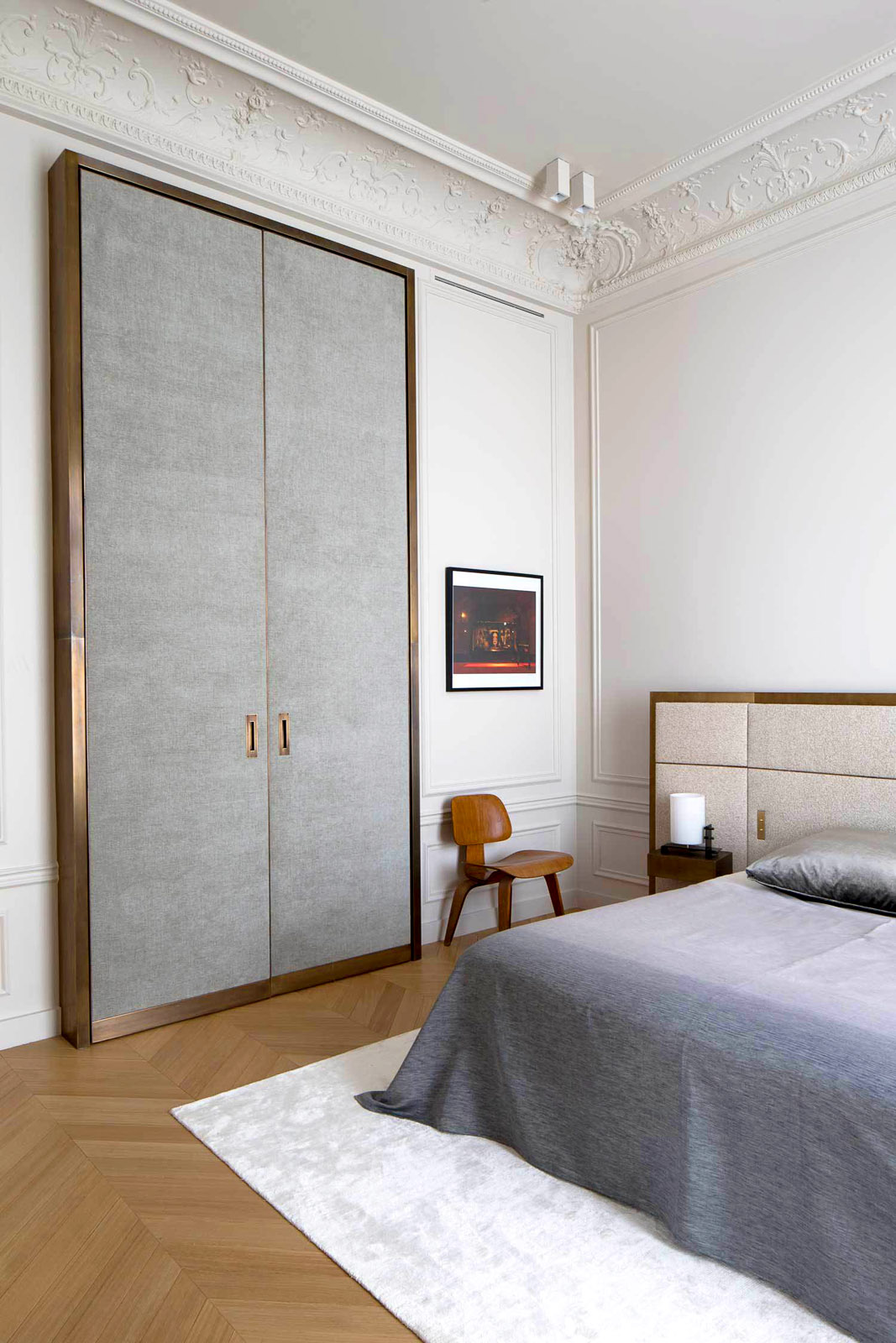 Интерьер спальни в парижской квартире, фото