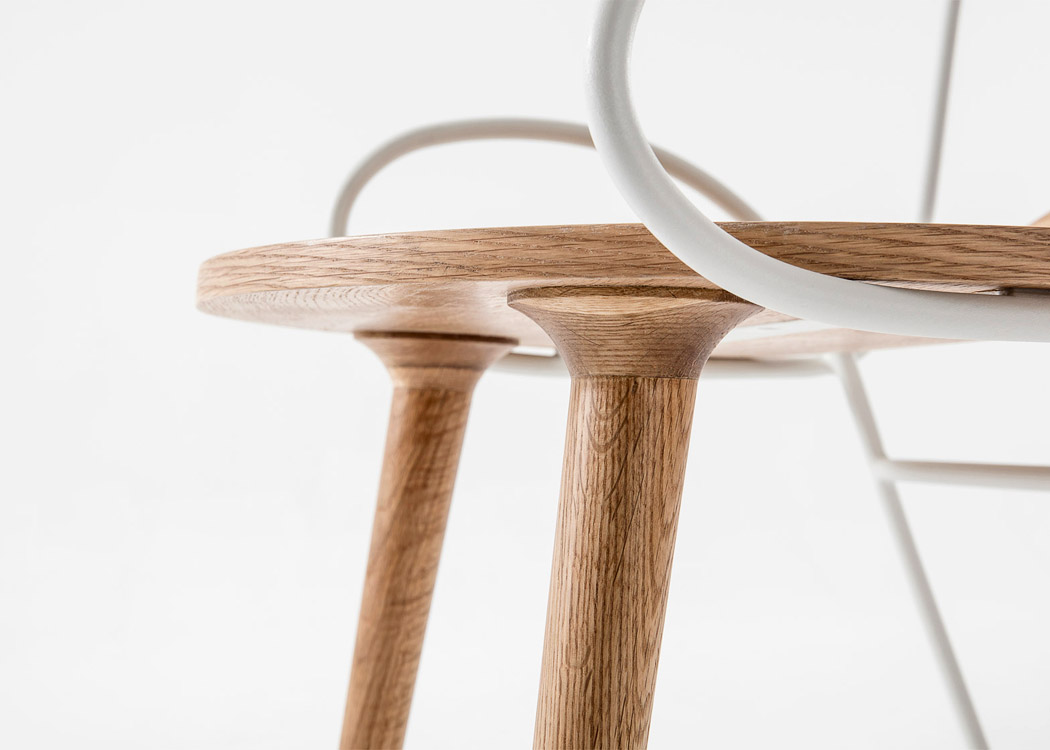 Дизайнерский стул из дерева и гнутого металла, фото