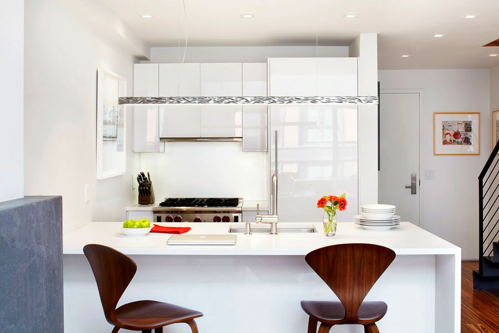 Белая кухня-студио в Нижнем Манхэттене, фото