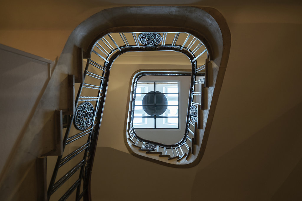 Дизайн винтовой лестницы в частном доме, фото
