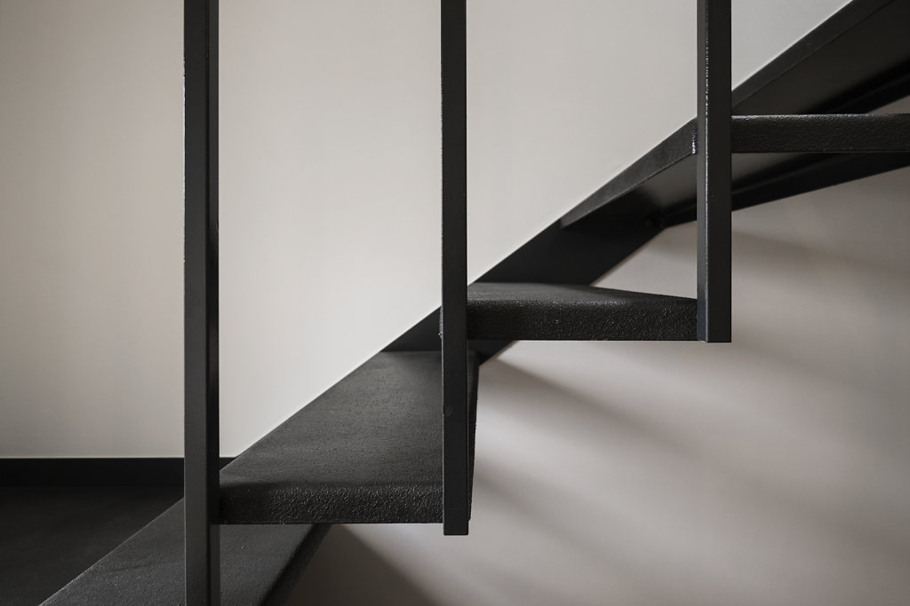 Ступени металлической лестницы черного цвета, фото