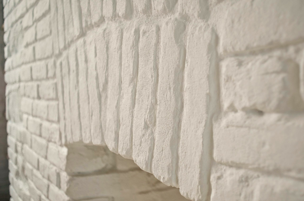 Белая кирпичная стена в квартире в стиле лофт, фото
