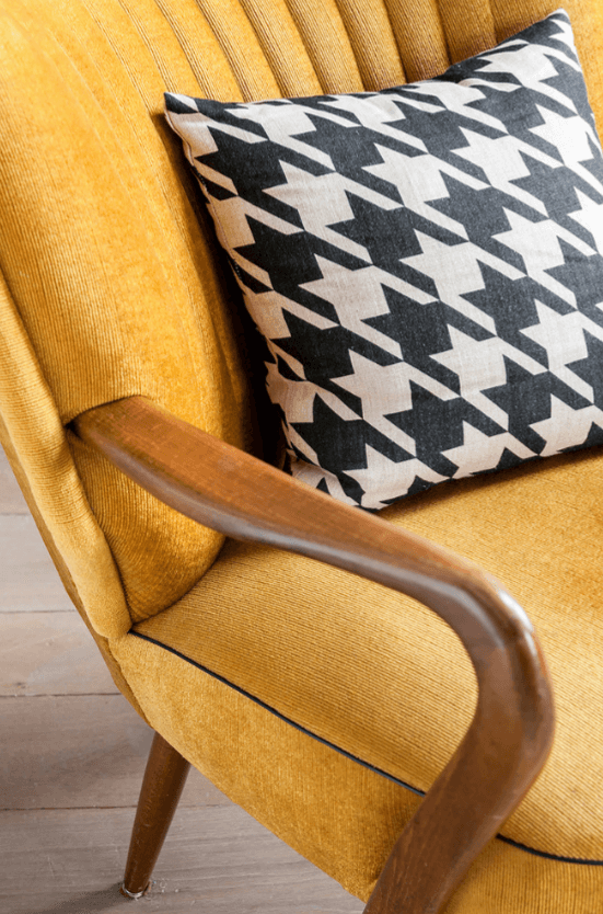Винтажное кресло желтого цвета, фото