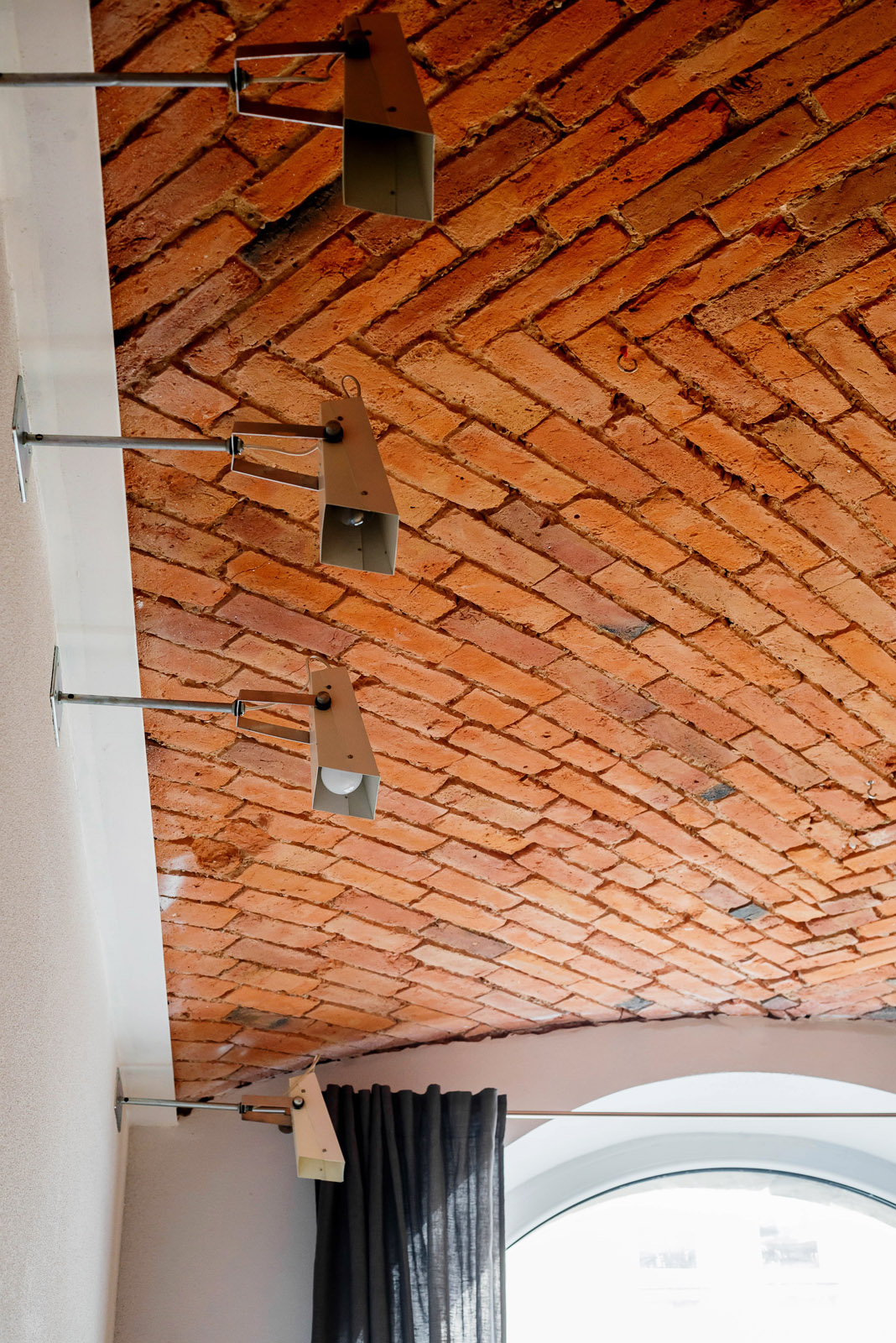 Кирпичный потолок в стиле лофт, фото