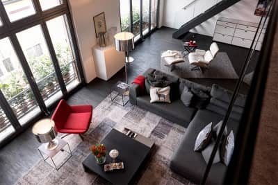 Прикосновение Chanel: свежий облик квартиры в индустриальном стиле, фото