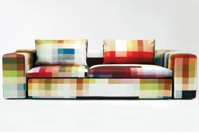 Яркий диван с обивкой в виде пикселей, фото